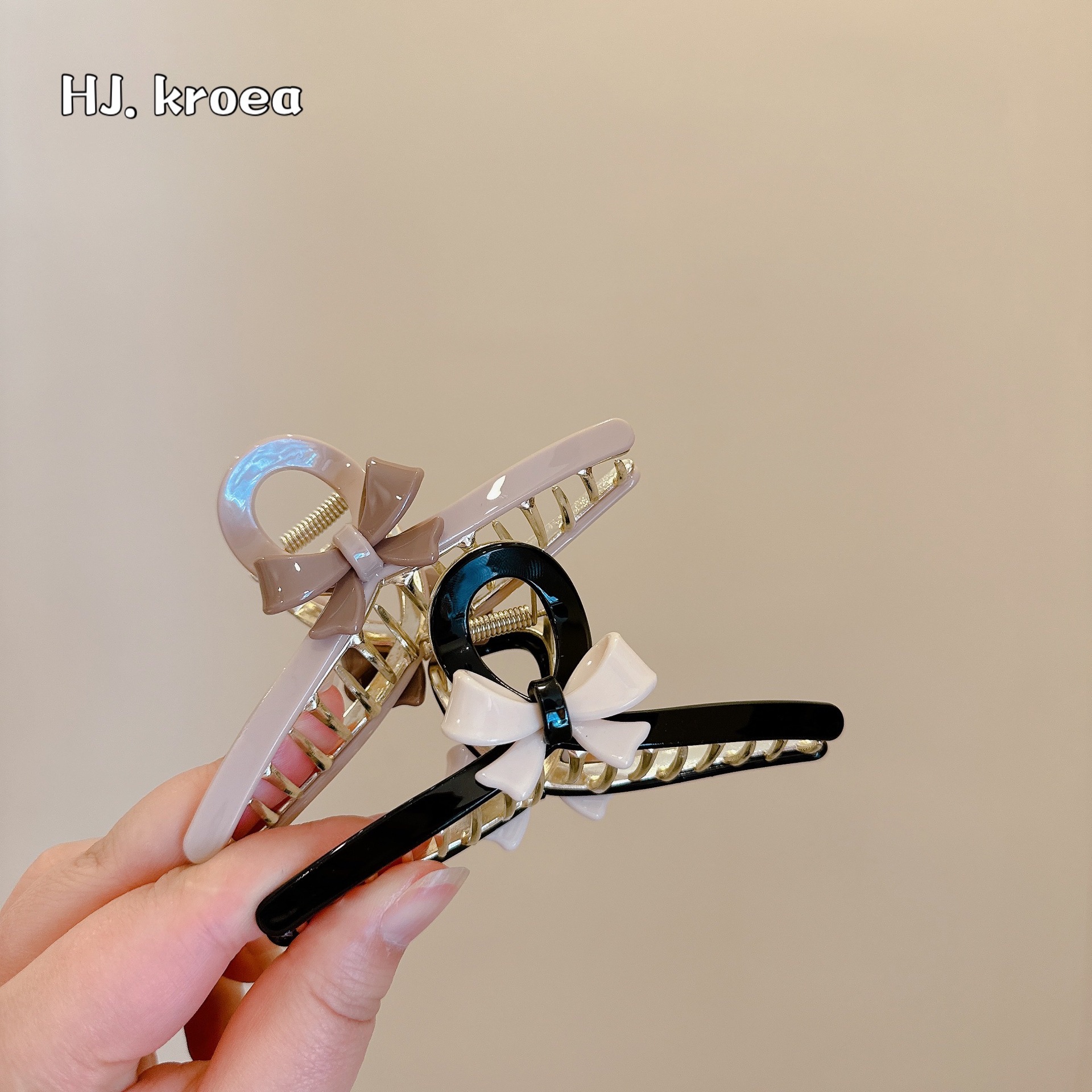 Big cute crab pin with bow