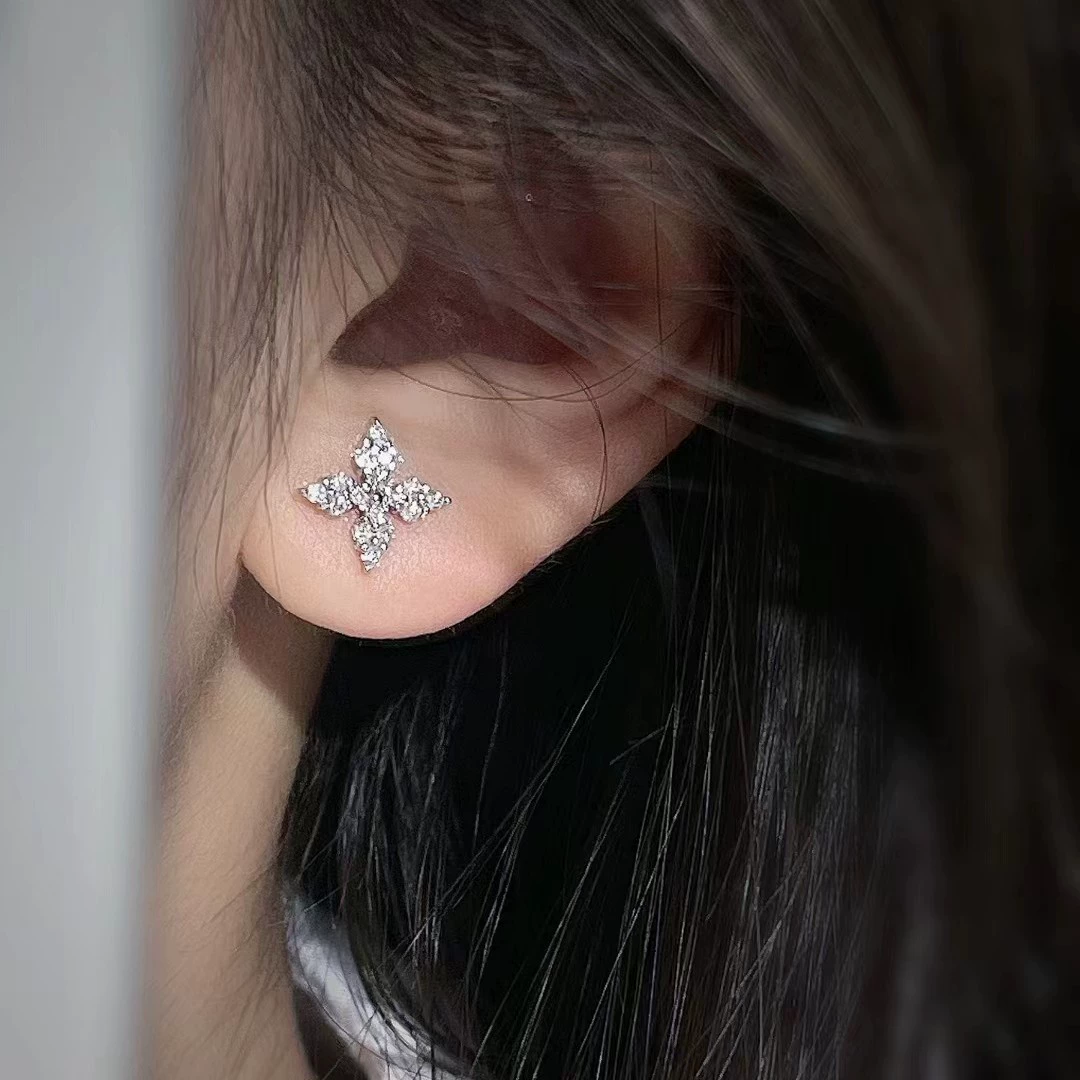 Маленькие дизайнерские универсальные серьги, инкрустированные diamond, четырёхлистник, цветочные, тренд сезона, микроинкрустация