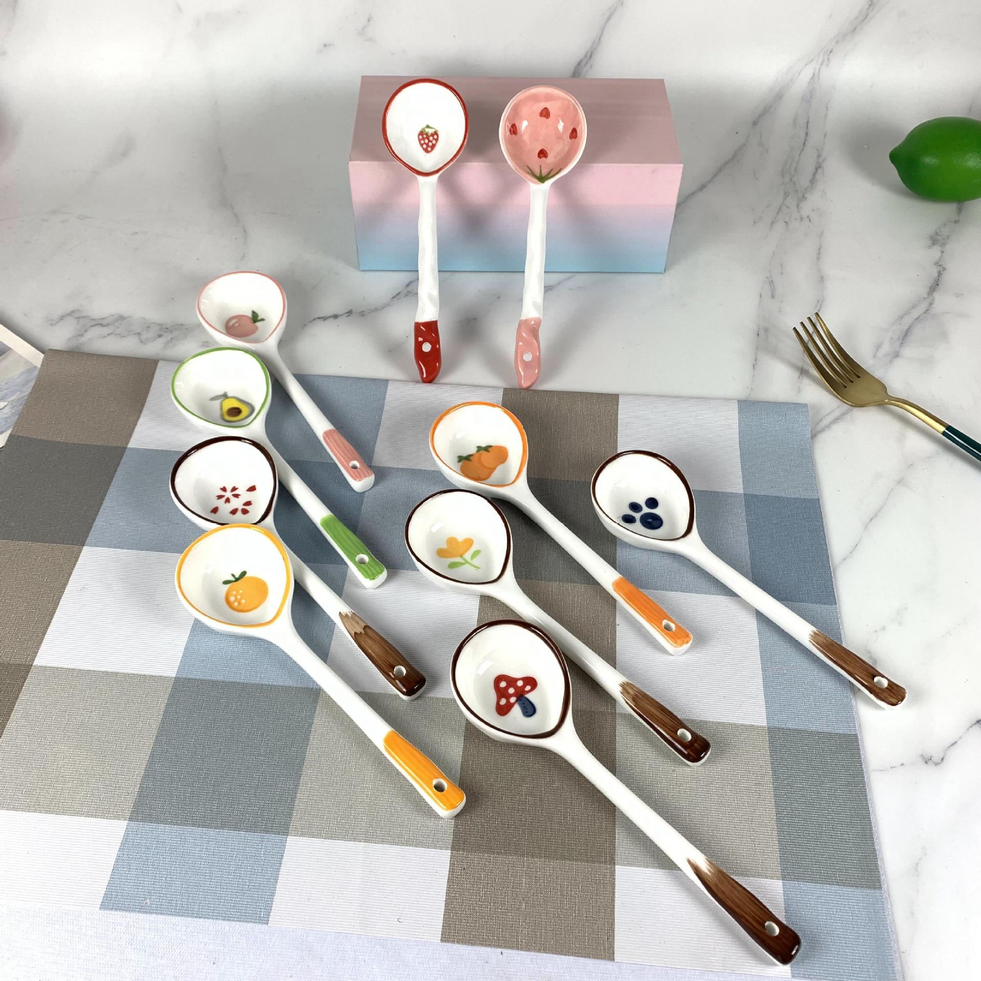 Cucharas de cerámica al por mayor para necesidades diarias, cucharas de cerámica con dibujos animados, cucharas de porcelana para puestos callejeros, mercados nocturnos y tiendas de dólar.
