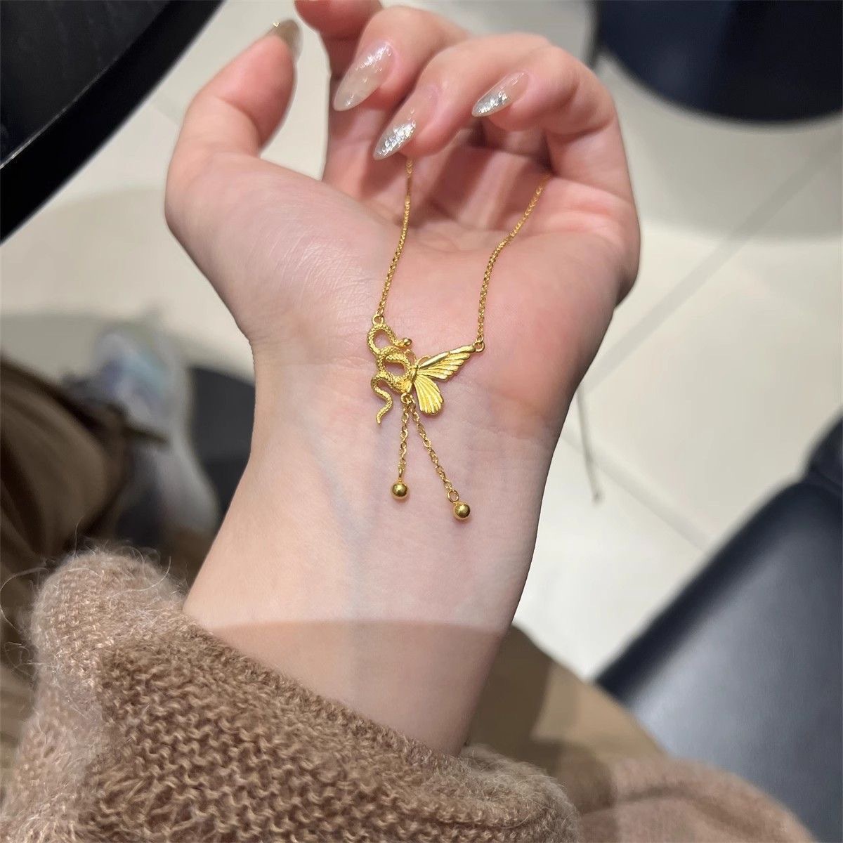 Antiguo y nuevo collar de mariposa enrollado de serpiente espiritual chino para mujer 2025 nueva cadena de clavícula para novia Día de San Valentín