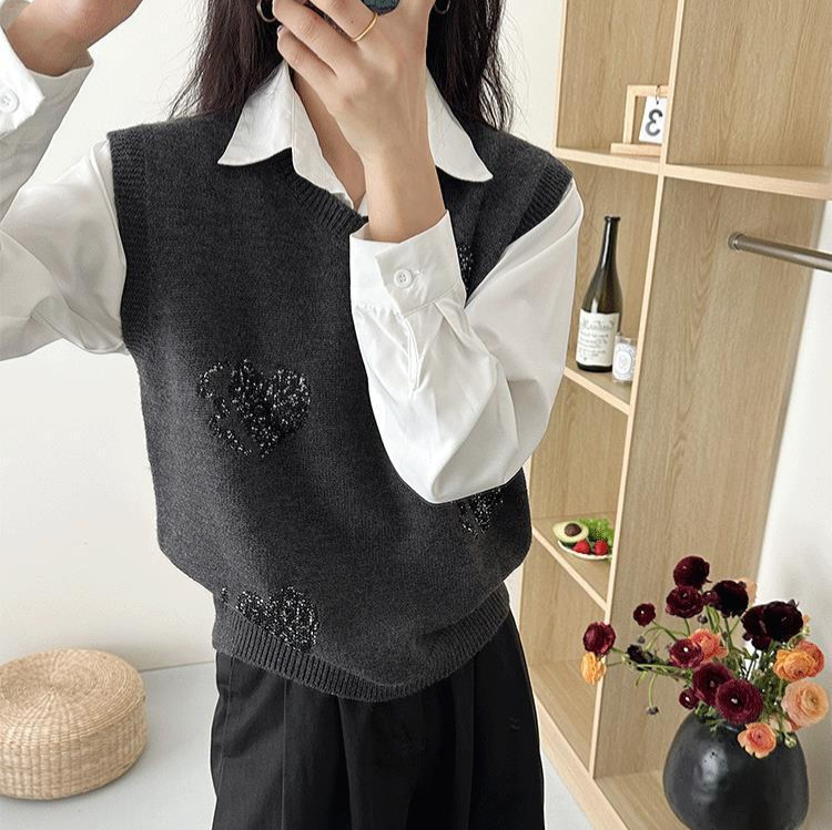 デザイン感ニットベスト女性春服2025新型韓国系はノースリーブのセーターを重ねて着ています。|undefined