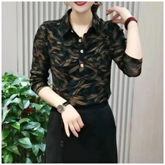 秋の新しい長袖シャツの女性の襟の弾力性ネットの糸の中年のお母さんの服の上着はやせている洋風の気質の小さいシャツを現します。