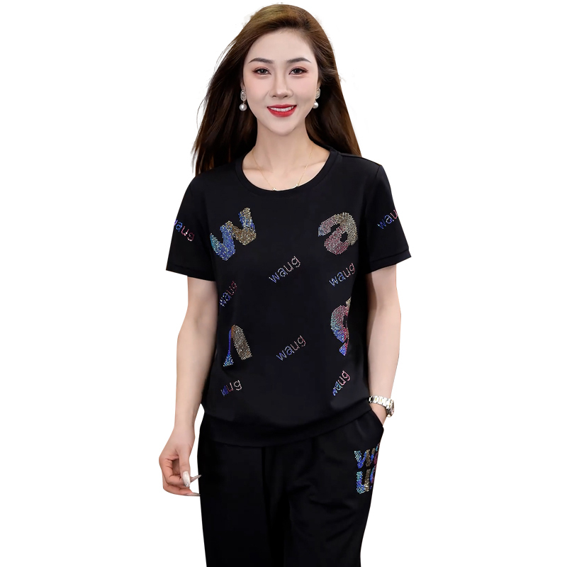 Trajes deportivos casuales para mujeres verano 2025 nuevo estilo de moda extranjera para reducir la edad de la madre pantalones de manga corta falsos dos piezas