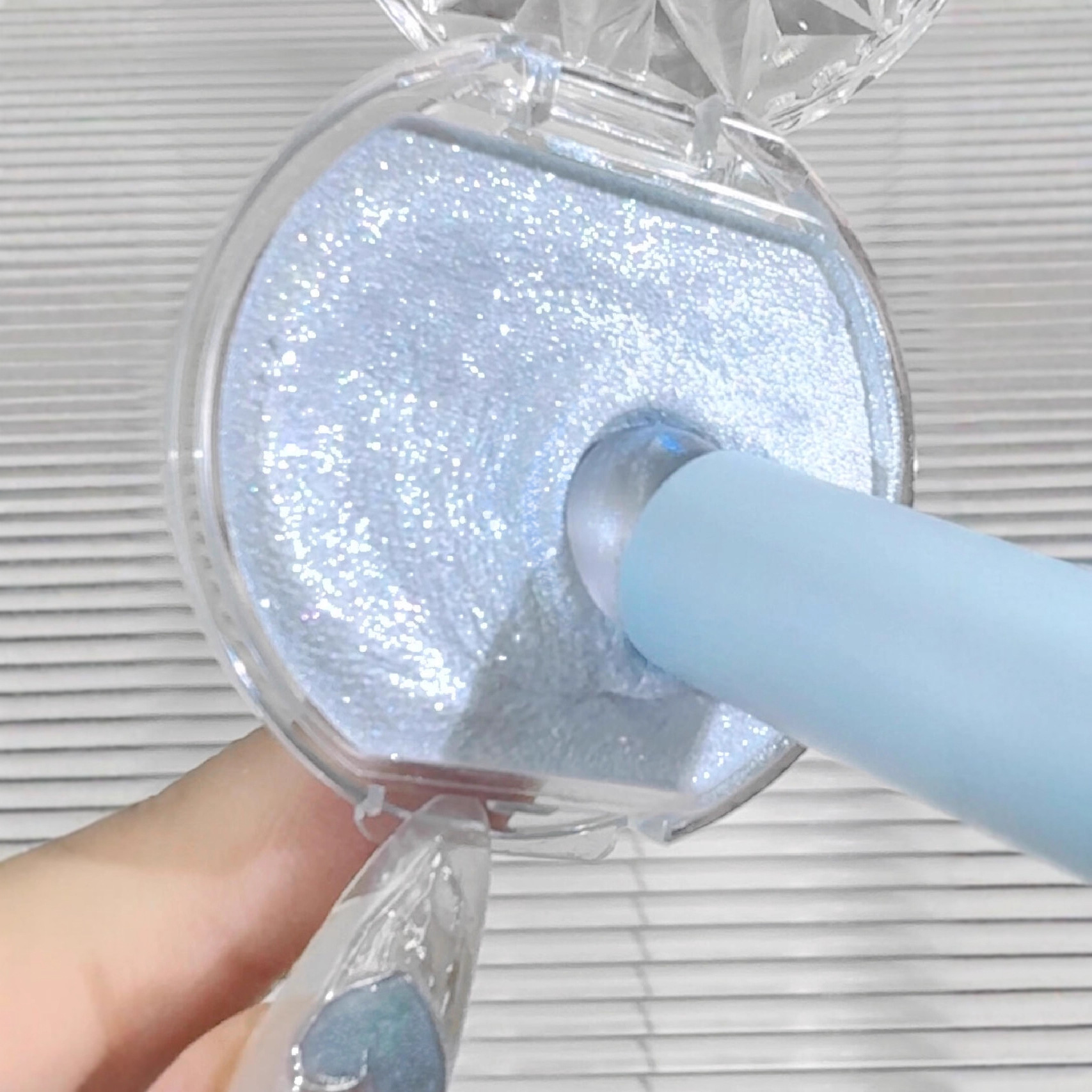 Mugeleen Single-Color Sapphire Highlighter Cream with Crushed Diamonds, Sparkling Pearlescent Fine Glitter, Stereo Silkworm Brightening Glitter Highlighter