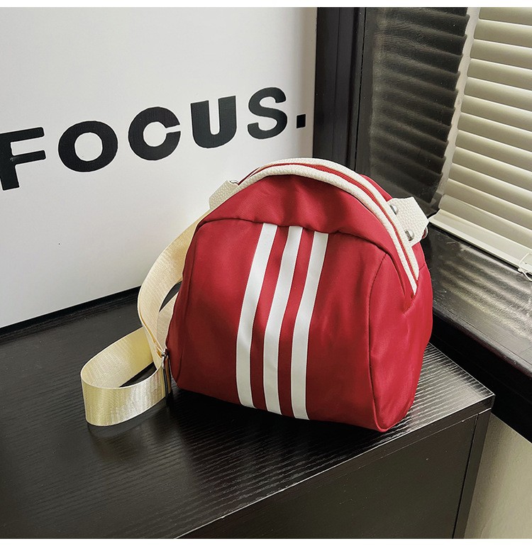 The 2024 new stylish and simple crossbody bag, a large-capacity versatile single-shoulder bag, is popular among students. The three-bar chest bag is selling well undefined