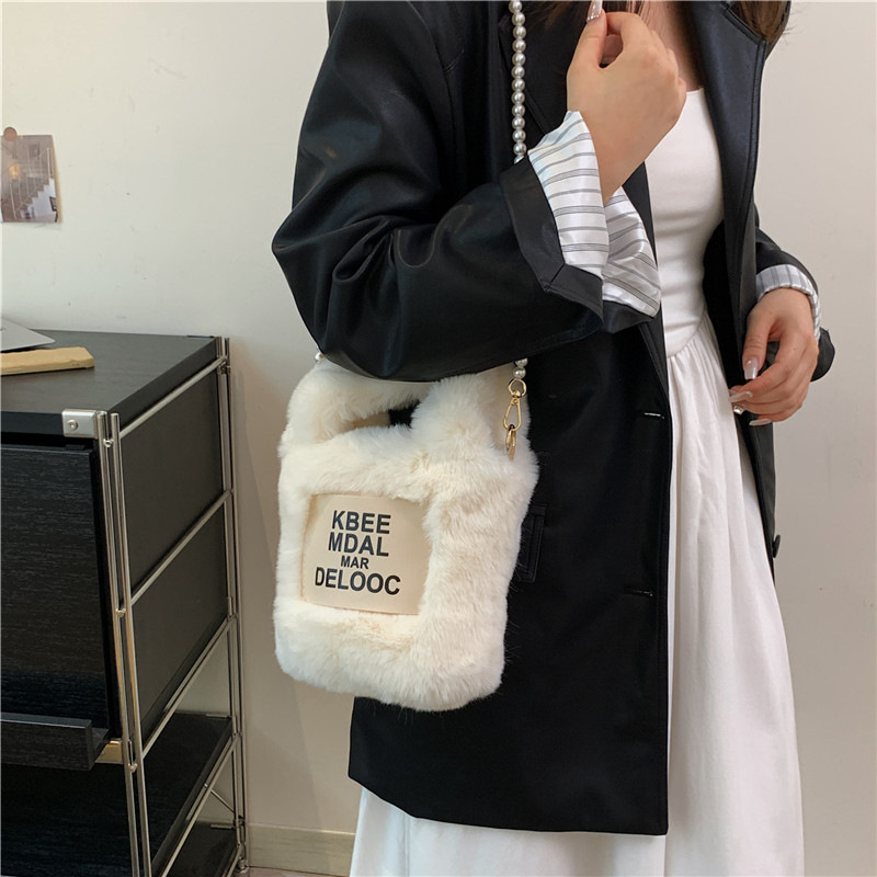 2023 New Winter, Autumn, Winter Versatile, High end, and Small Crowd Crossbody for Women Plush Bucket Chain Bag_voghion.com