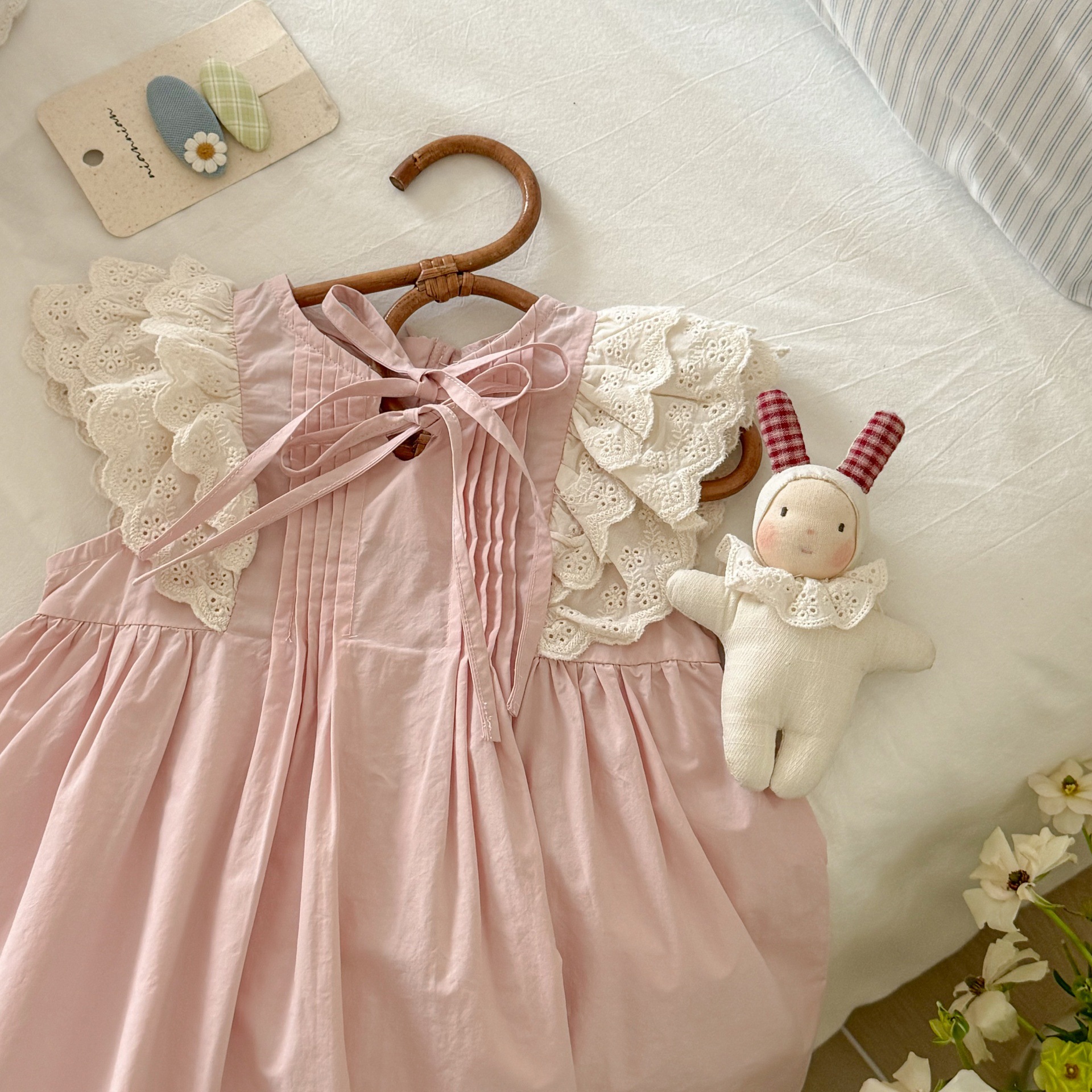 Vestido de siete niñas de limón salado, vestido de princesa de manga voladora hueca retro para niños de verano, vestido de encaje de niña rosa dulce
