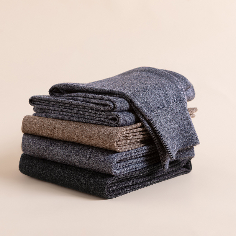 Quần cashmere nam cao cấp lưng cao giữ nhiệt mùa đông — người đàn ông màu xám đen