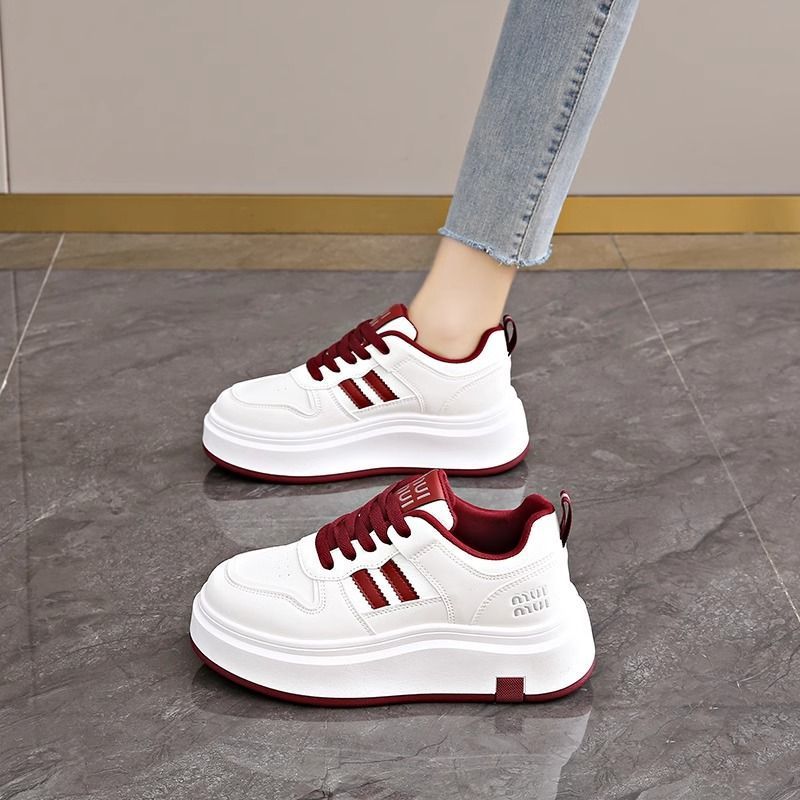 Pequeño bizcocho de suela gruesa antideslizante aumento pequeño zapatos blancos mujer 2025 primavera nuevo estilo delgado con pantalones anchos casual todo-fósforo