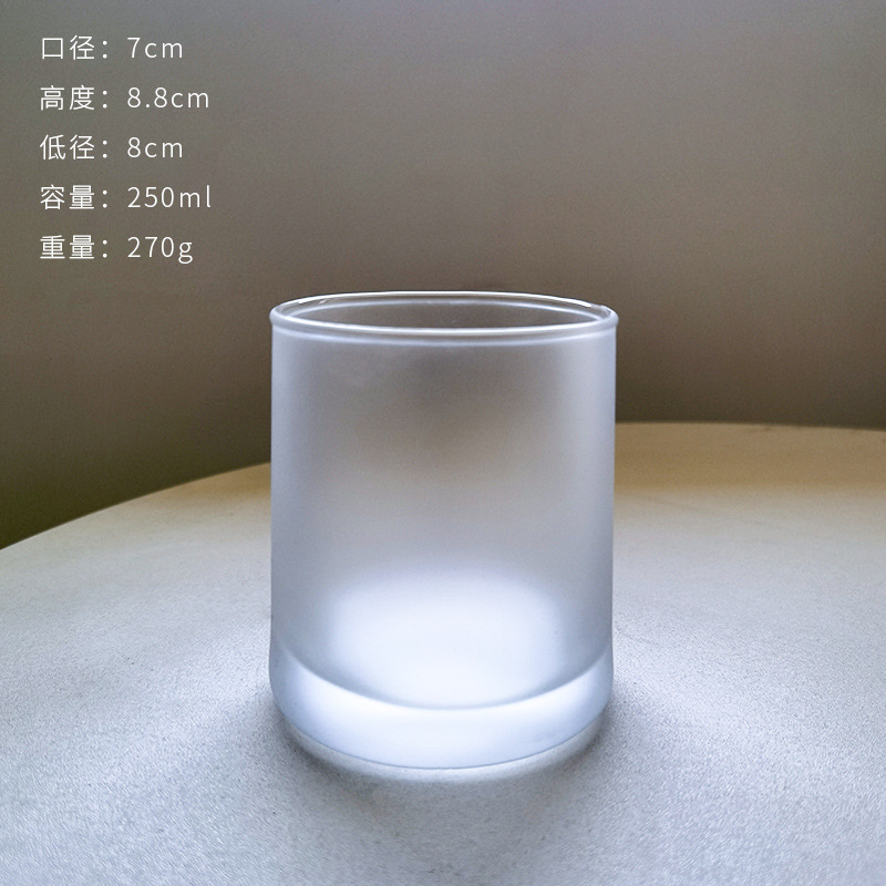 서리로 덥은 컵