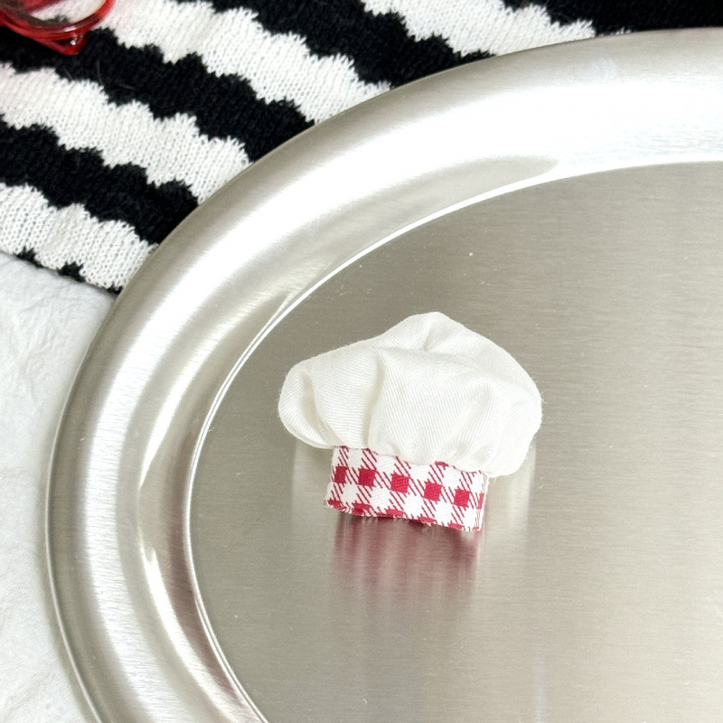 흰색 상단과 빨간색 하단 요리사 모자