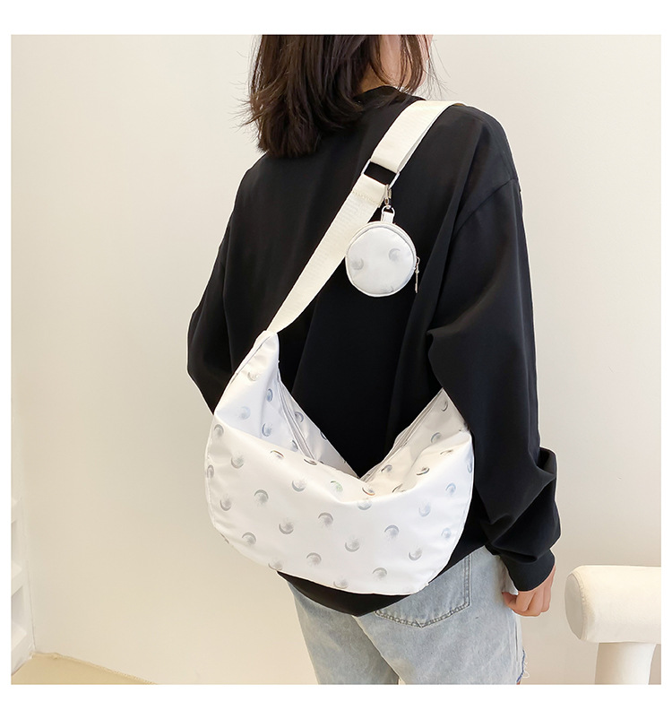 Women's Medium All Seasons Nylon Solid Color Fashion Dumpling Shape Zipper Underarm Bag display picture 4