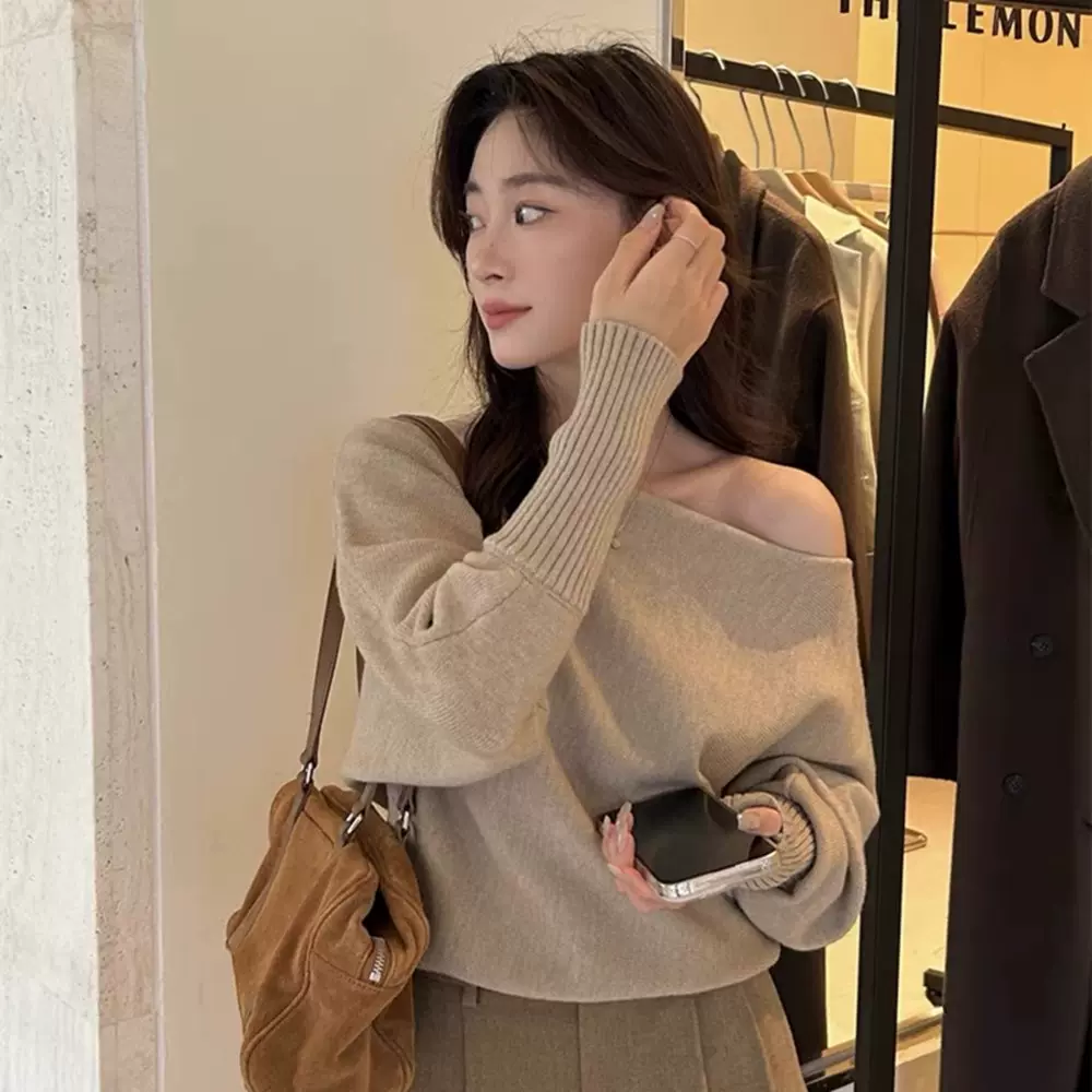 卡其色心机纯欲风一字肩露肩针织衫女秋季高级感慵懒毛衣内搭上衣