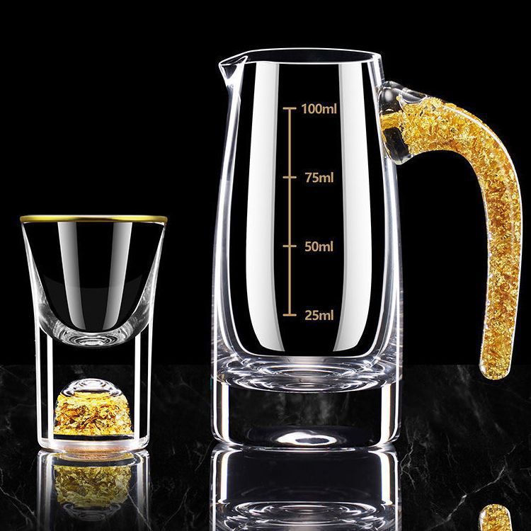 Lujoso chapa de oro taza de vino blanco dispensador de vino conjunto de tazas de vino domésticas pequeñas una taza de vino de estilo chino con soporte de taza de escala