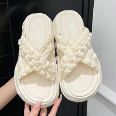 新型アンドロメダ風交差真珠サンダル女性は家の夏の厚い底のビスケットを着て靴のビーチスリッパを溶かします。