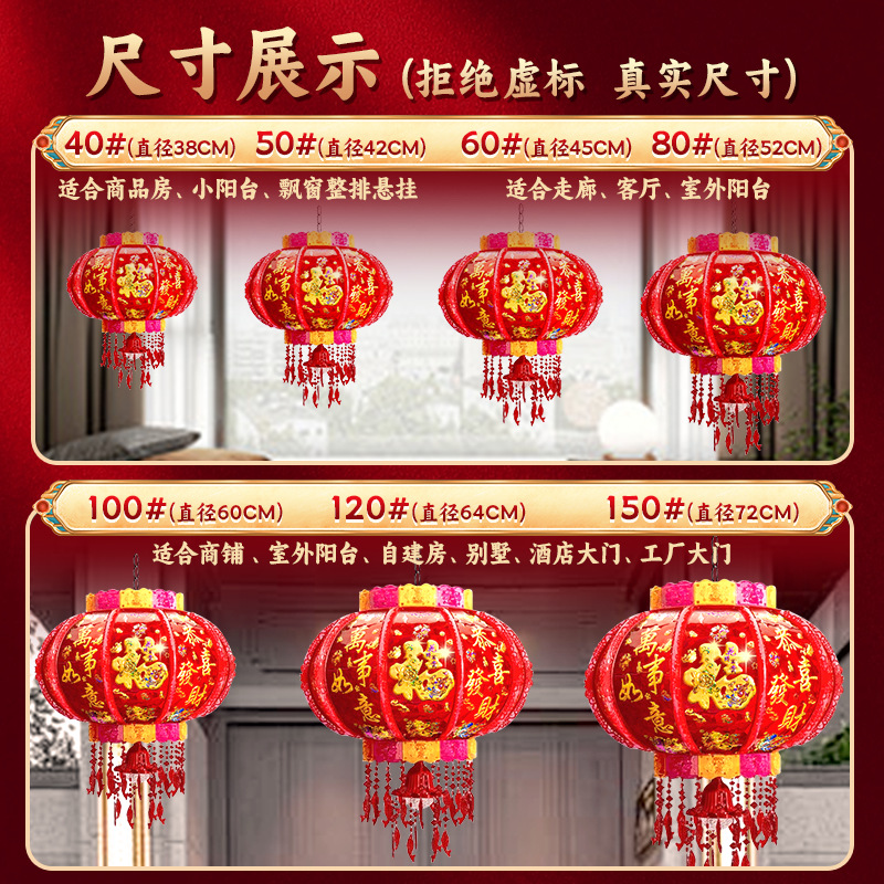 Nuevas linternas giratorias en la puerta de un par de linternas de caballo coloridas rojas para el Año Nuevo