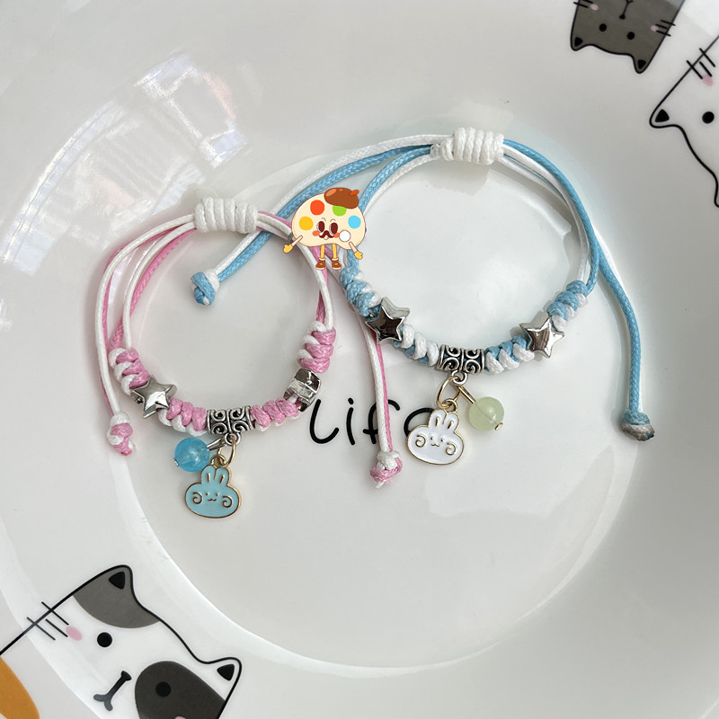 파란색과 흰색 수줍은 토끼