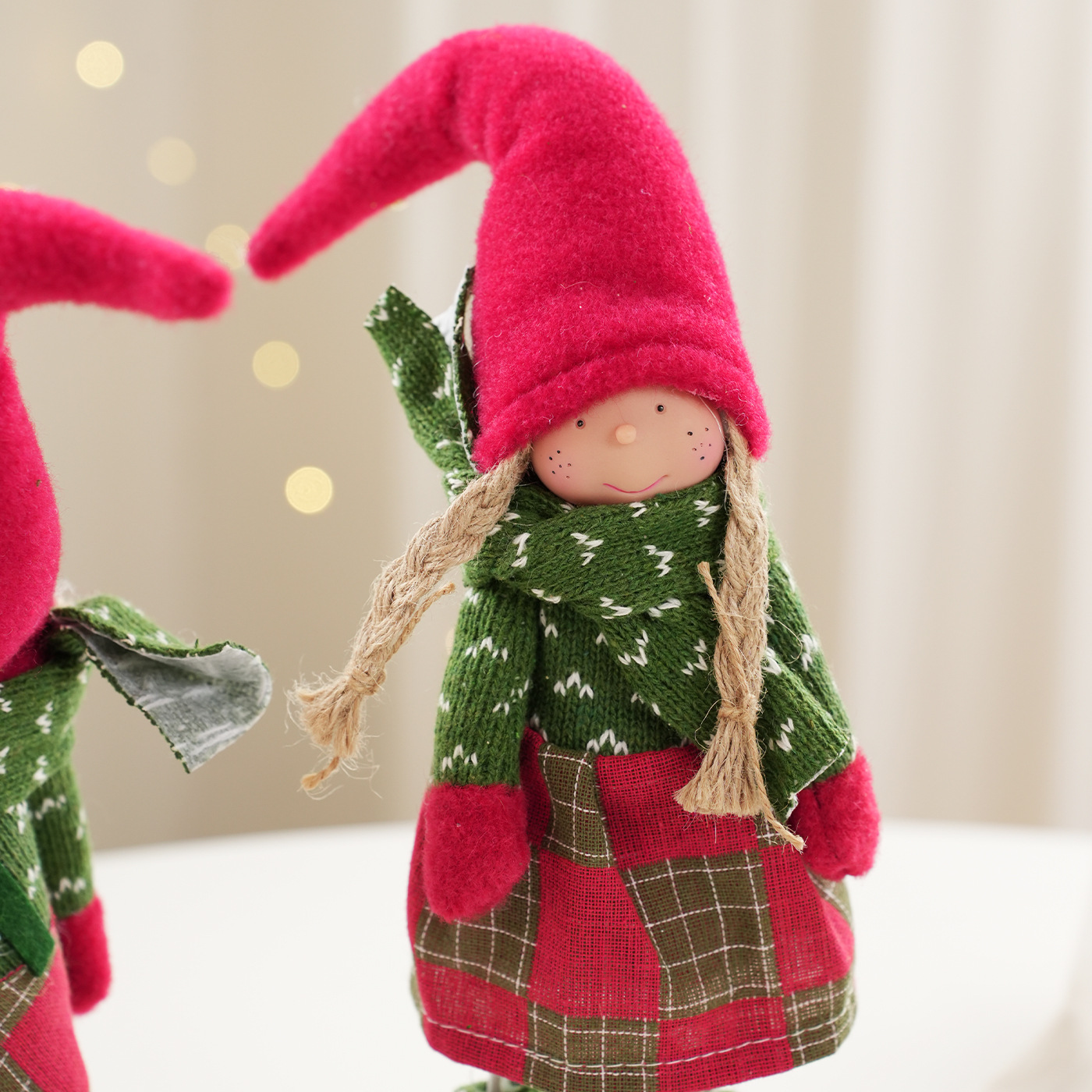 Tejora de la niña adornos de pie rojo verde creativo bufandas enanos muñecas de hierro forjado muñecas de decoración de escritorio