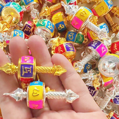 チベットキー合金マニマウントペンダントカラフルな手回し格言車のキーペンダントバッグアクセサリーペンダントオイルドリップ