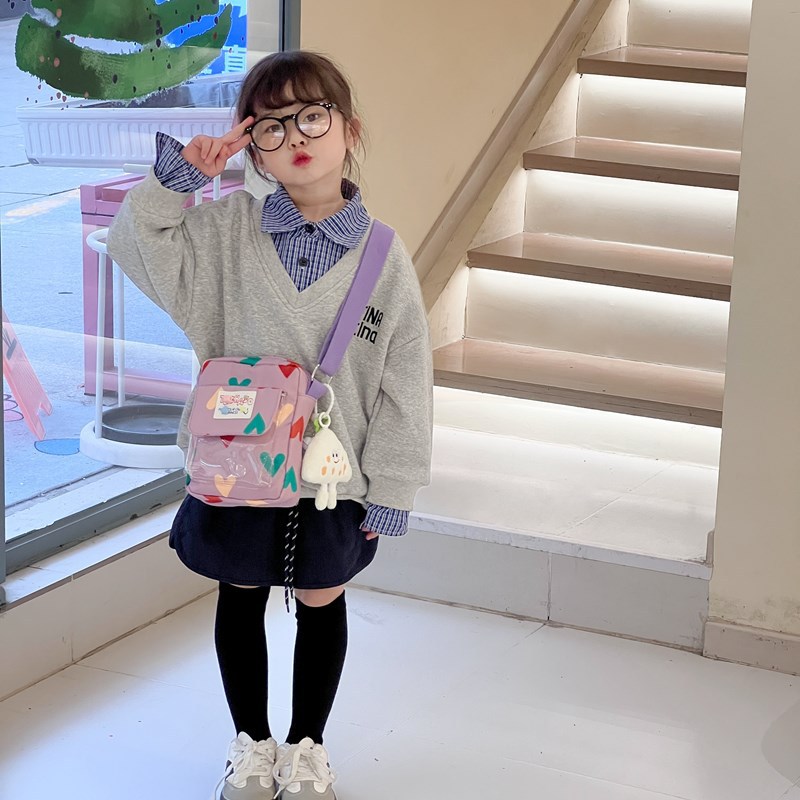2025 nuevo bolso para niños japonés pequeño y fresco amor bolso de mensajero para niños y niñas con solapa con colgante bolso de hombro para niños