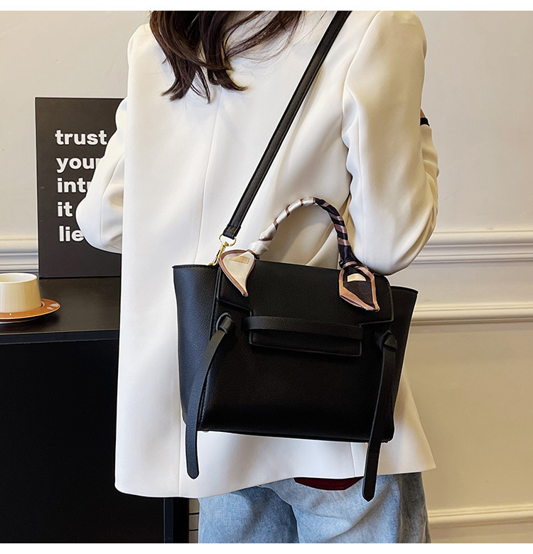 Bolso de moda y estilo occidental de moda bolso de mensajero de un solo hombro de diseño de nicho bolso cuadrado pequeño coreano de color sólido