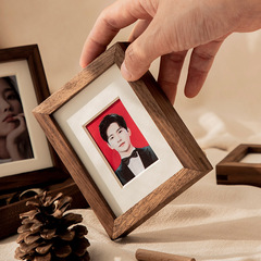 Create a DIY photo frame with two-inch, three-inch, three-inch, four-inch, and six-inch ID photos, creative photo frames, develop photos, and display them on a stand.