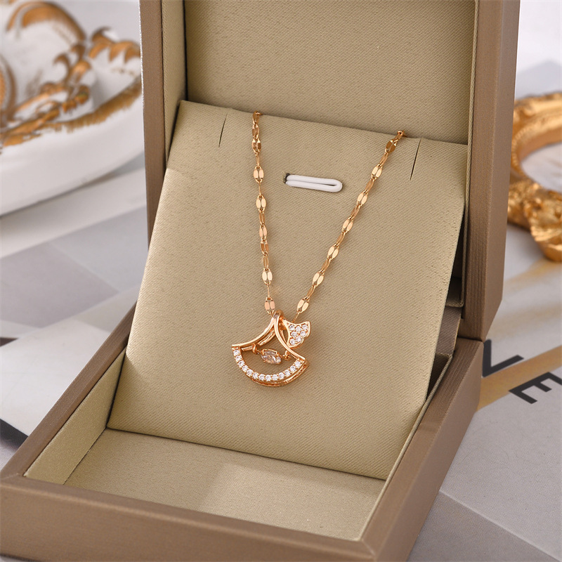 Collar de acero de titanio para mujeres simple y versátil estilo ligero de lujo nicho diseño de alta calidad no decoloración joyería de cadena de clavícula al por mayor