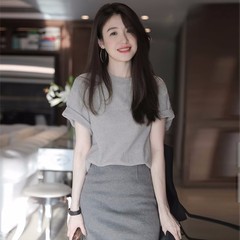 半袖tシャツ女性2025年夏の新型韓国版ゆるい洋風ファッション丸襟短いタイプの底付き上着