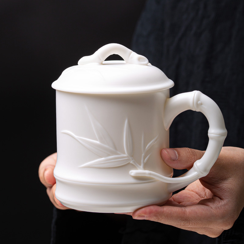 Winjiang en relieve de porcelana blanca Oficina Taza de cerámica con tapa Presidente taza de agua Aniversario de negocios taza de té Dehua