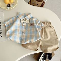 男の子の夏のスーツの新型の子供の半袖の清新な格子の洋風の流行の赤ちゃんの夏のスーツは代行します。