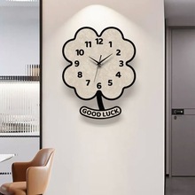 现代简约幸运四叶草挂钟静音亚克力挂钟家用创意钟表客厅卧室挂钟