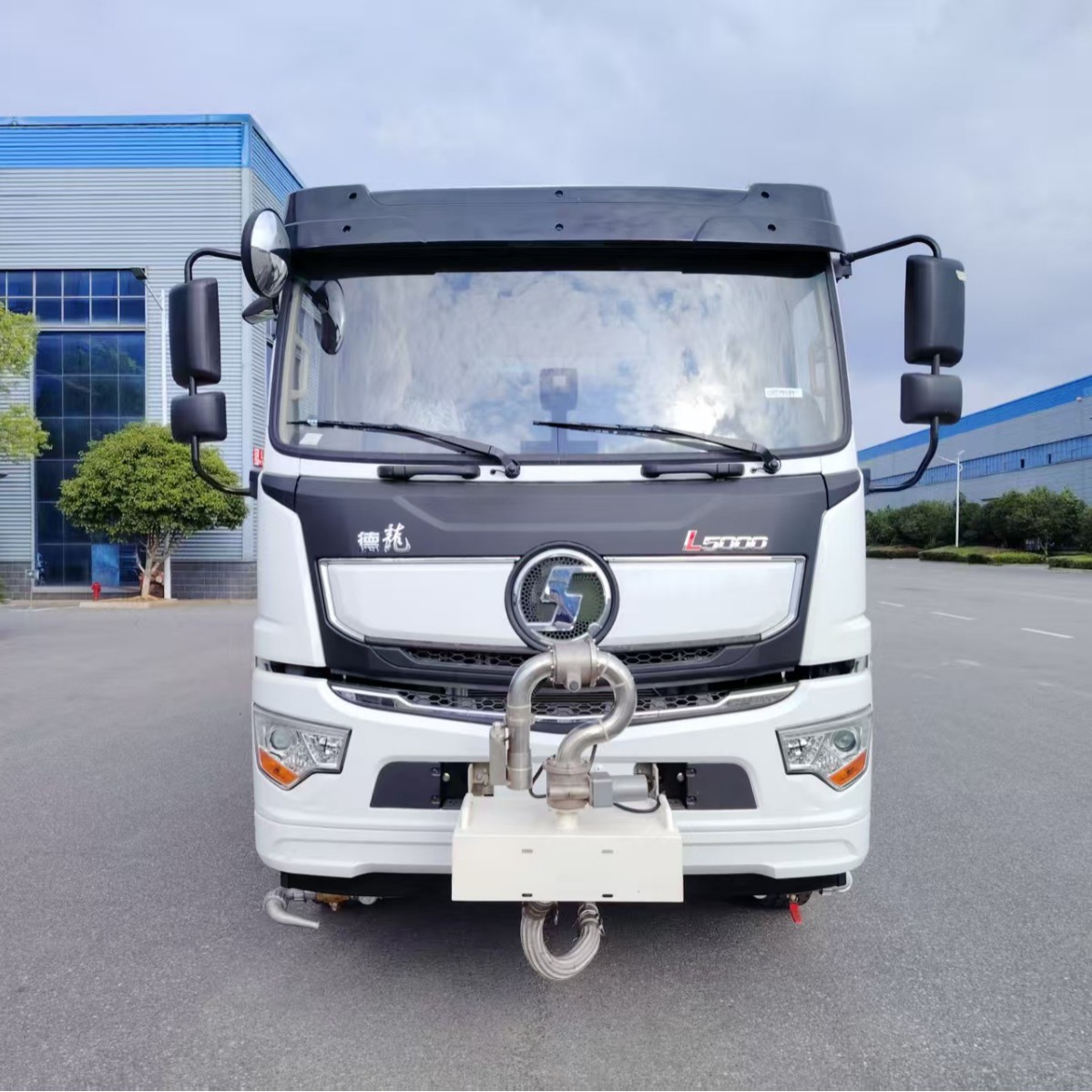 Chengli sprinkler truck manufacturer: Shacman Delong 12-ton and 15-ton models with optional front-mounted fog cannon for foreign trade