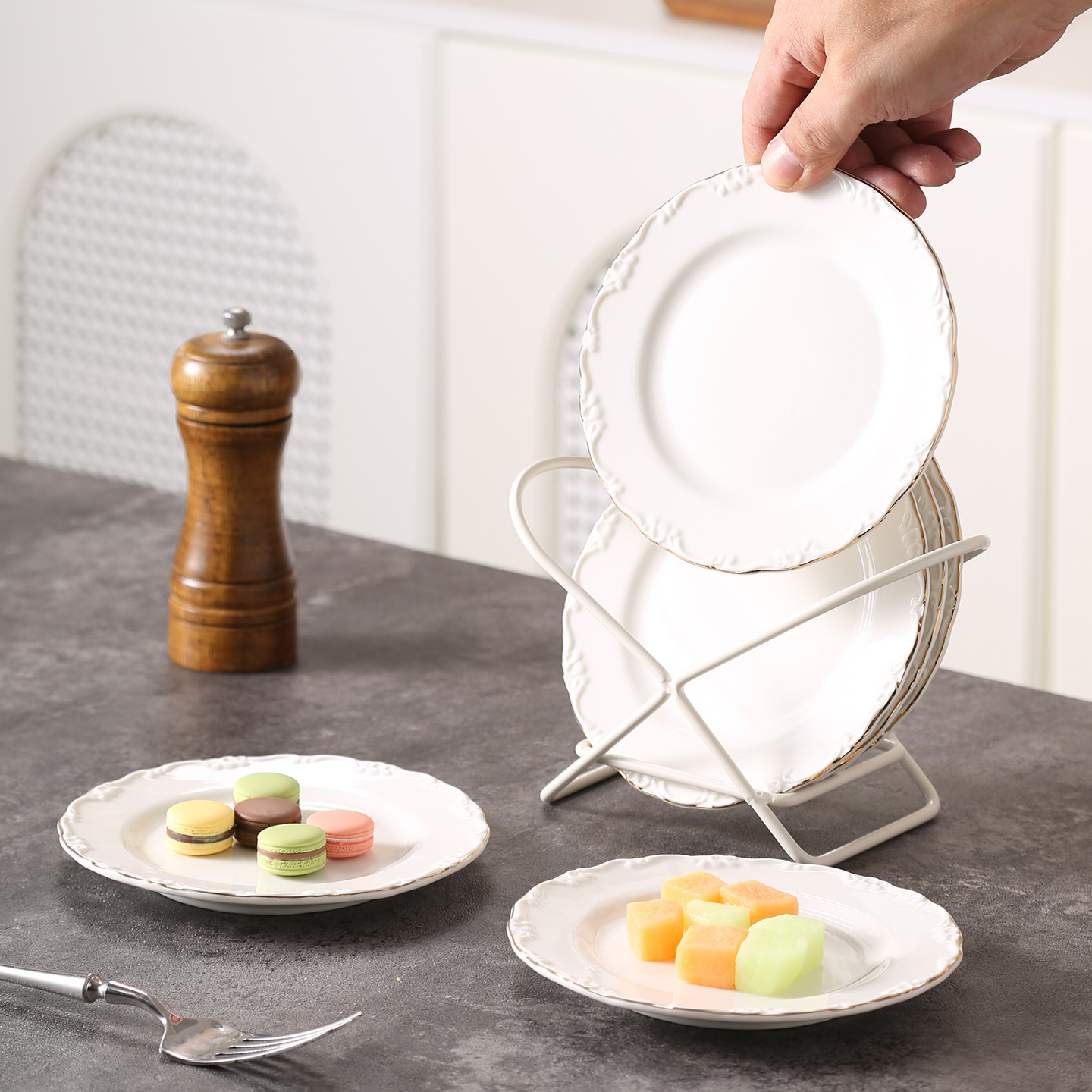 Conjunto de platos de porcelana blanca en relieve francés de Phnom Penh, platos de postres caseros de 6 pulgadas, platos de bocadillos de lujo ligeros con rack de almacenamiento