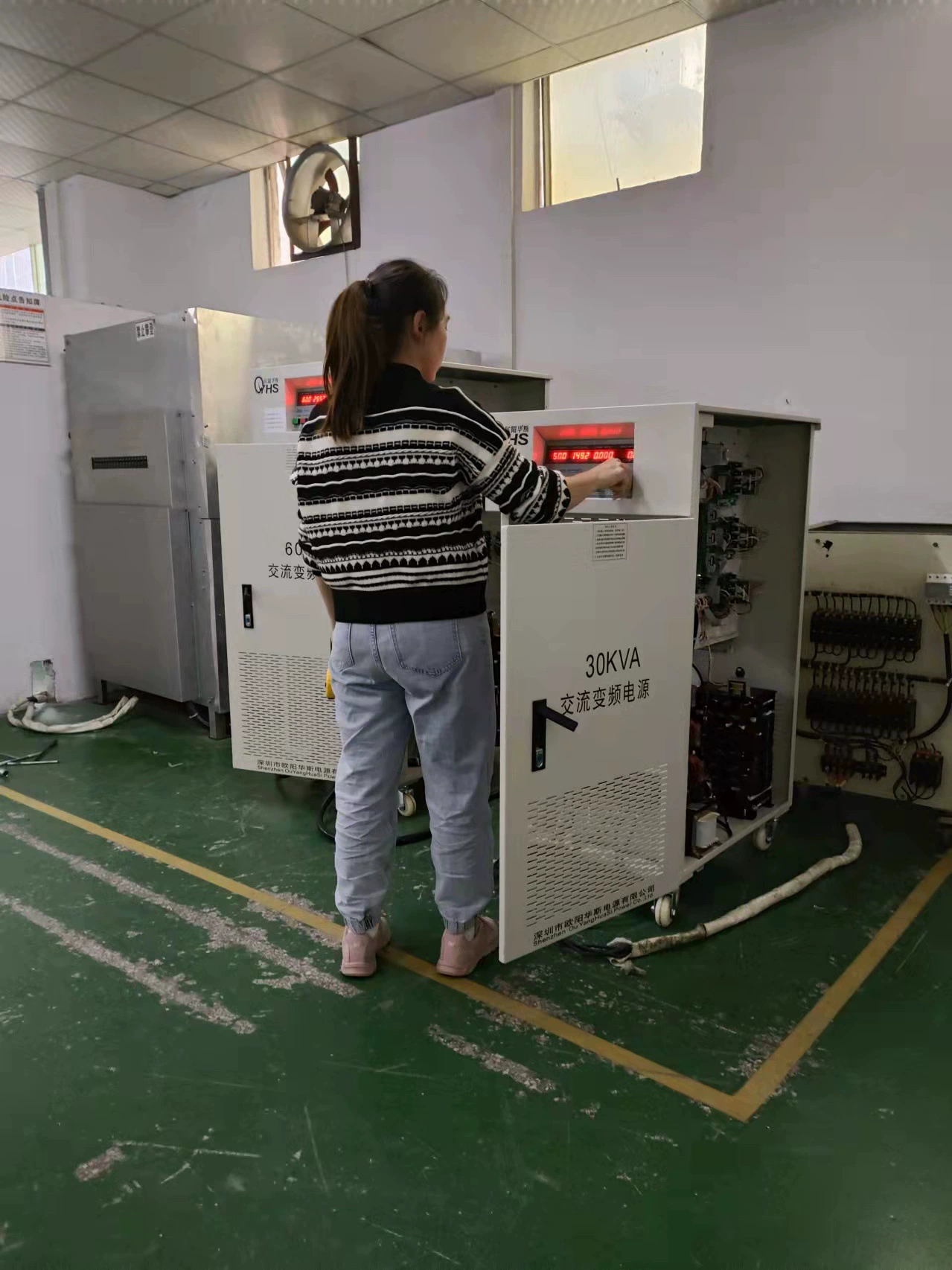 Трехфазный источник питания Ouyang Huashi мощностью 30 кВА, поставляется в Циндао, вход 440 В 60 Гц, выход 380 В