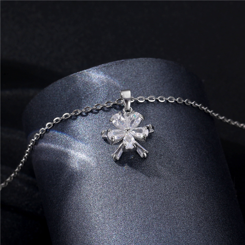 Grenzüberschreitende Schmuckquelle Zirkon Schneeflocke Halskette Diamant Kleine Blume Anhänger Schlüsselbeinkette Großhandel display picture 4