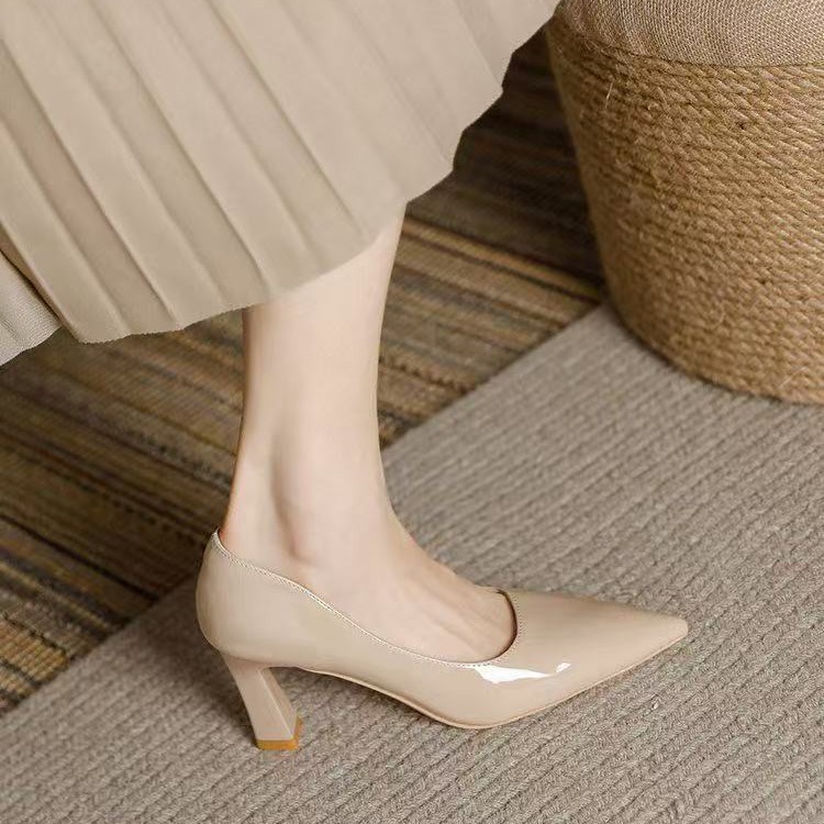 2025 nuevos zapatos de piel suave con falda de viaje profesional no cansados pies desnudos tacones altos de punta gruesa para mujeres