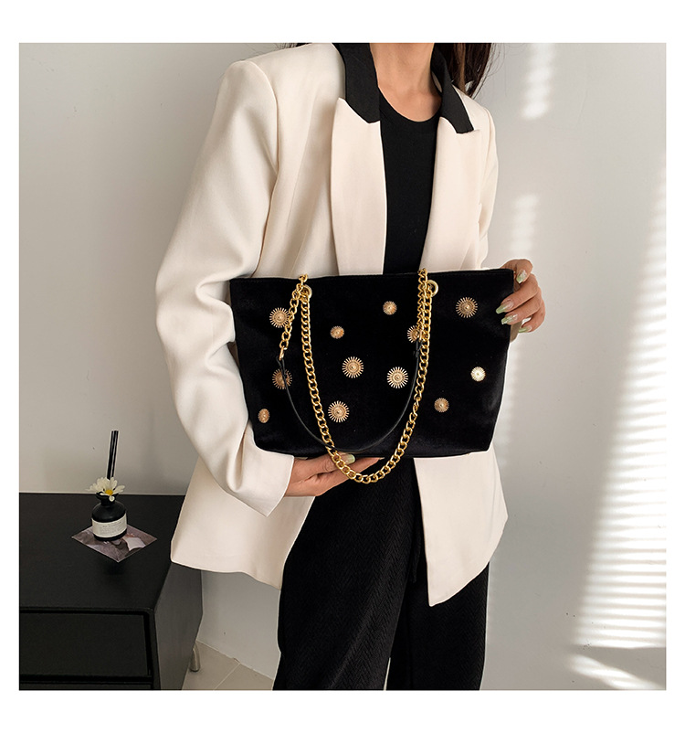 High-end and personalized hardware single-shoulder bag for women, new autumn 2024 collection, velvet chain handbag, stylish tote bag undefined