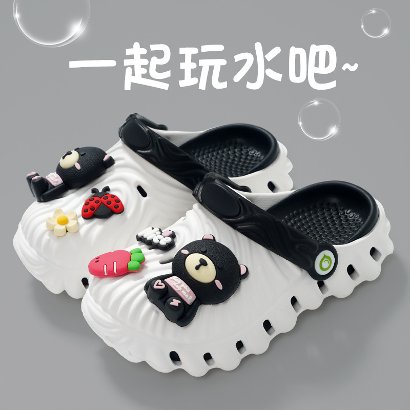 Nuevos zapatos de agujero de fondo suave de Baotou de dibujos animados lindo para hombres y mujeres, niños de mediana edad eva, ropa exterior ligera, sandalias y zapatillas de todo fósforo al por mayor