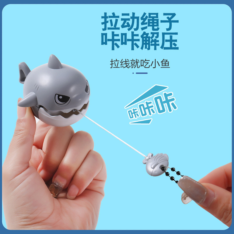 Tirar de los dientes, morderse los dientes, colgante de tiburón pequeño, tirar de la cuerda, artefacto de descompresión, pez grande, comer peces pequeños, llavero creativo, juguete para niños