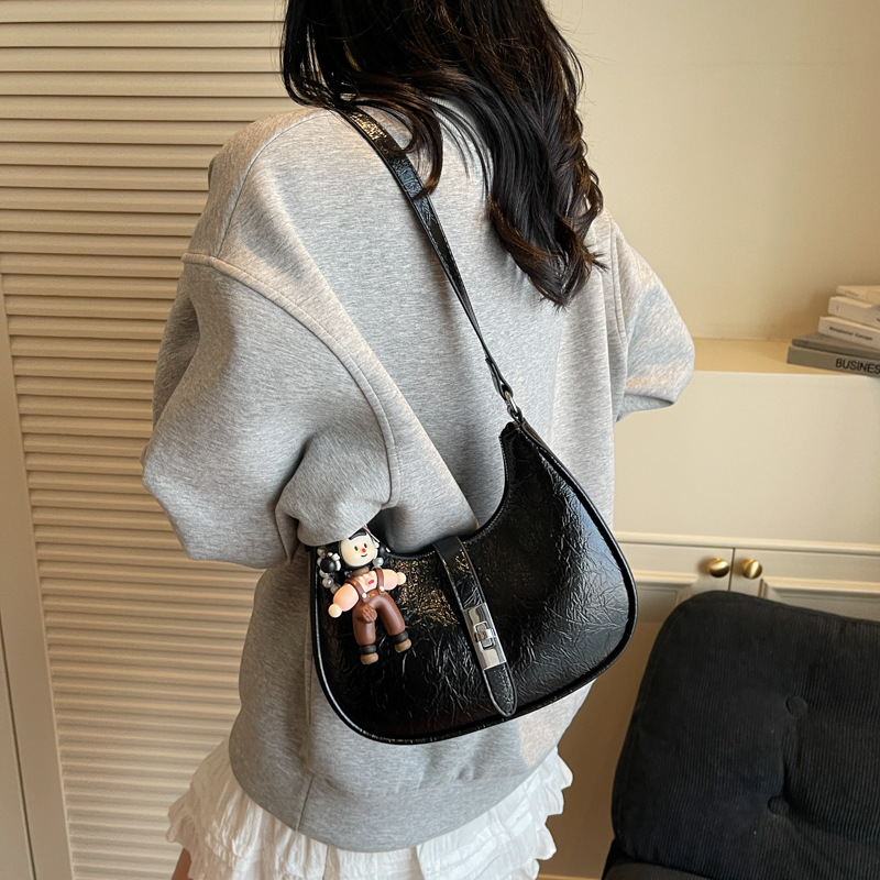 Bolsos de axila populares de verano para mujer 2025 nuevo bolso de hombro casual de todo fósforo bolso de media luna con patrón de agarre de mano de moda