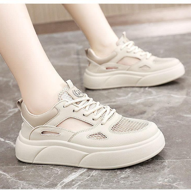 Zapatos deportivos blancos con suela suave hueca para mujeres 2024 verano nuevo estilo de malla transpirable casual versátil con suela gruesa zapatos de skate para estudiantes