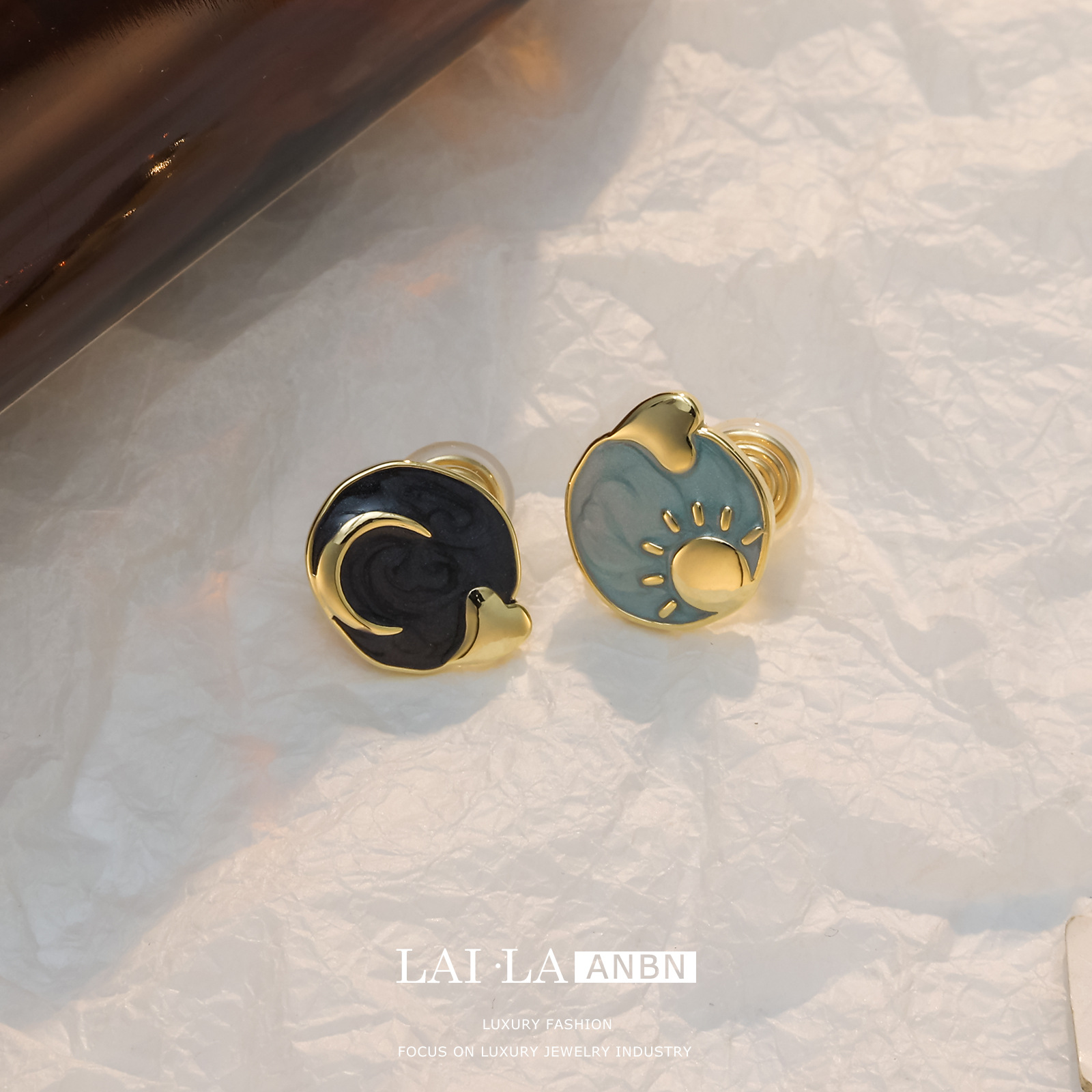 Pintura al óleo mosquito bobina oreja clip hembra sin perforado francés retro sol Luna tachona temperamento pendientes encantadores al por mayor