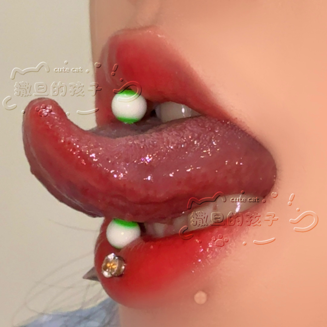 16G labret stud size and finish detail