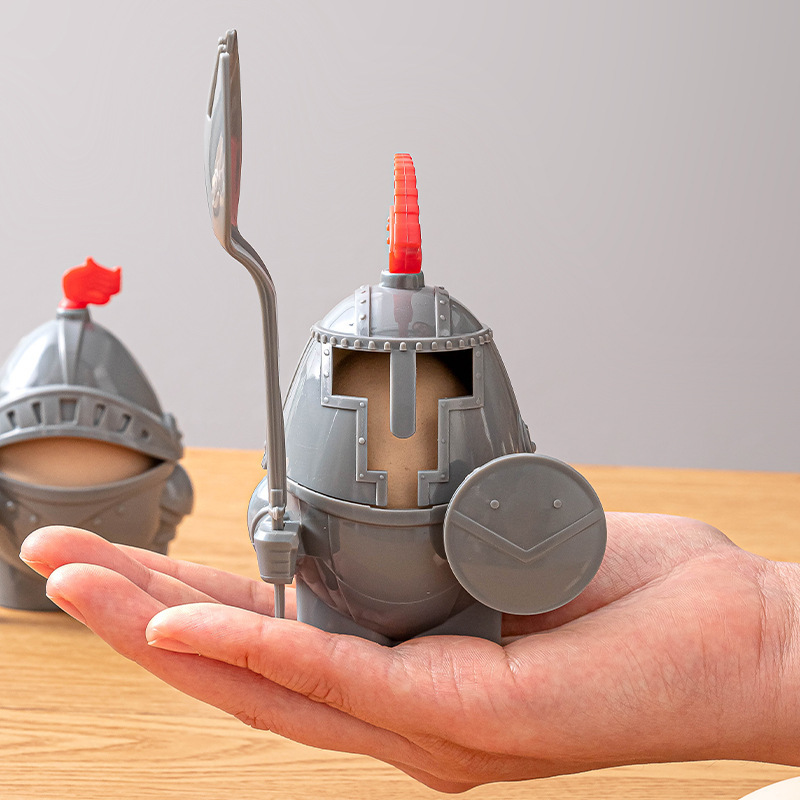 朝食の卵は卵の杯の小さい兵の卵を入れて器を保護します。|undefined