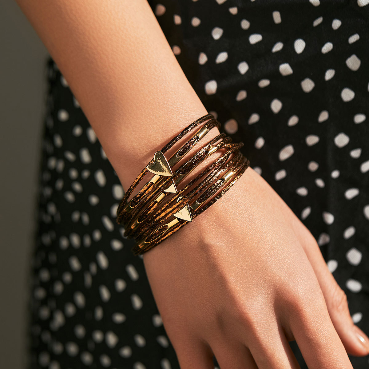 Pulsera de ala ancha de tira de cuero de PU multicapa europea y americana, accesorios de amor, diseño, pulsera personalizada, regalo de San Valentín