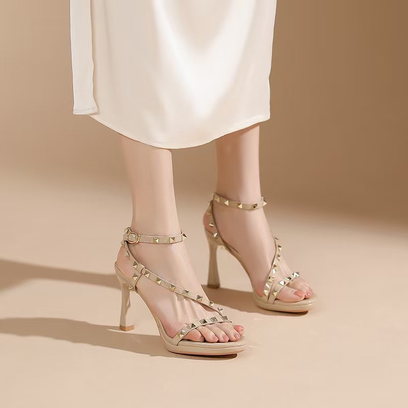 Sandal cao gót nữ mũi tròn quai ngang đính đinh tán — trắng ngà