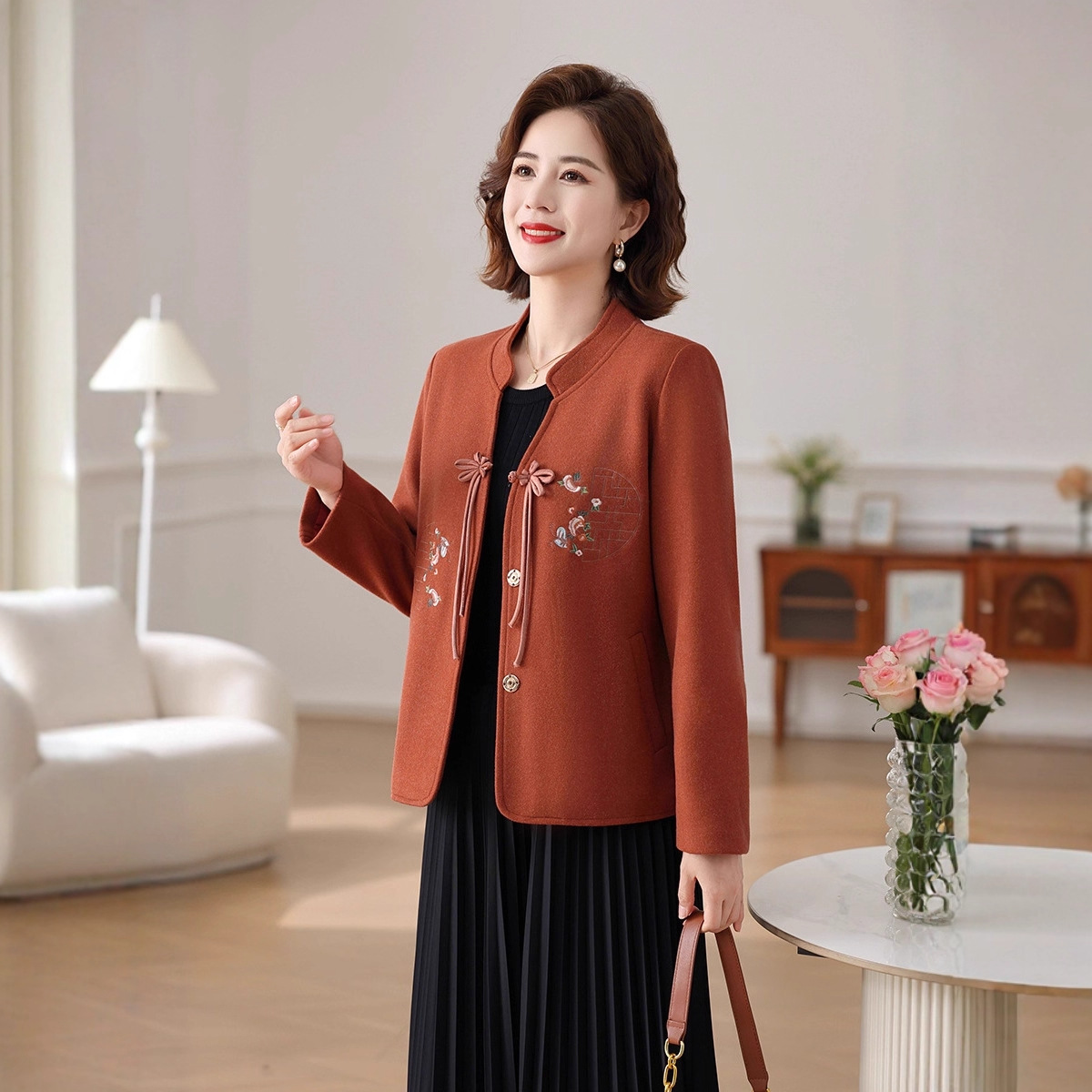 中年妈妈春装气质毛呢外套短款中老年女装春秋洋气绣花呢子上衣