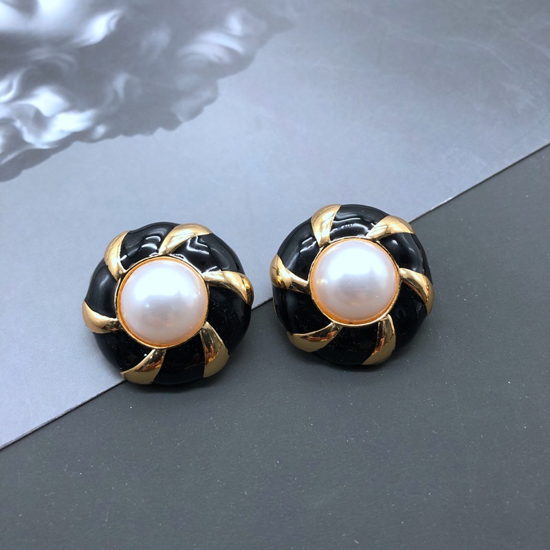 10g Weight No Inlaid Inlay Material Earrings, Ear Studs Classification Travel Occasion Heart Pattern Women'S Gender Fashion Style White, Green, Gold, Silver, Black Color Electroplating Real Gold Color Enamel Glaze Flower Pearl Gems Ear Clip Wholesale 1