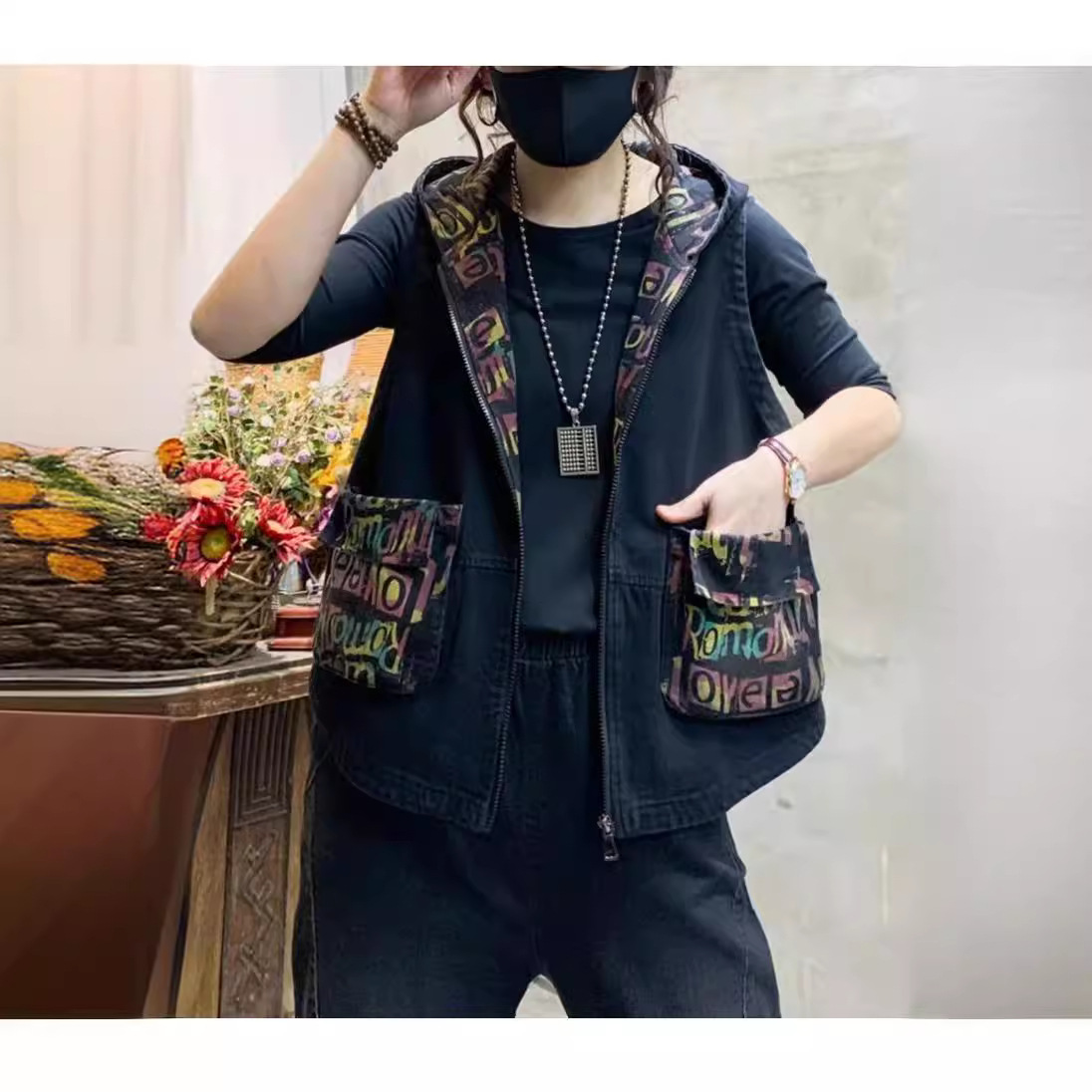 Color-blocked denim vest for women, new 2026 style, slimming, Korean fashion, versatile and stylish.