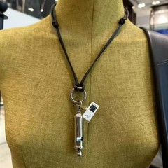 LEM* 同型ホイッスルペンダントネックレス、シンプルで高級感のあるデザイン、ニッチで多用途、調節可能なブラックレザーロープネックレス
